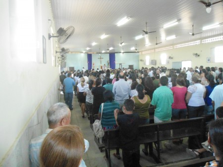 Em solidariedade a família do ex-prefeito Robson Amorim varias pessoas comparecem a missa de sétimo dia de seu irmão