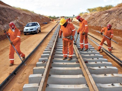 Trabalhadores paralisam obras da Transnordestina, em Pernambuco 